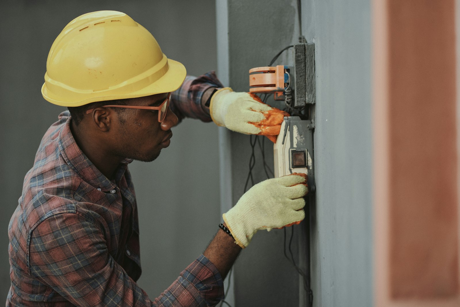 Artisan réalisant des travaux dans une maison